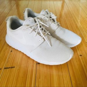 White Nike sneakers 👟